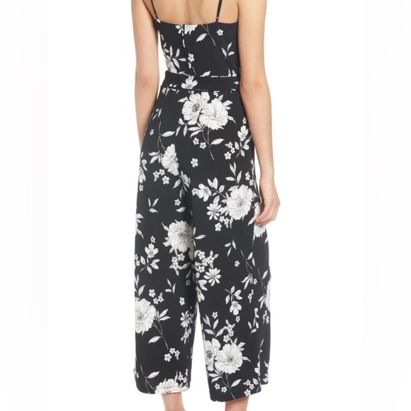 Cute and comfortable floral jumpsuit. Good for nights out, weddings, dates! - Picture 6 of 6